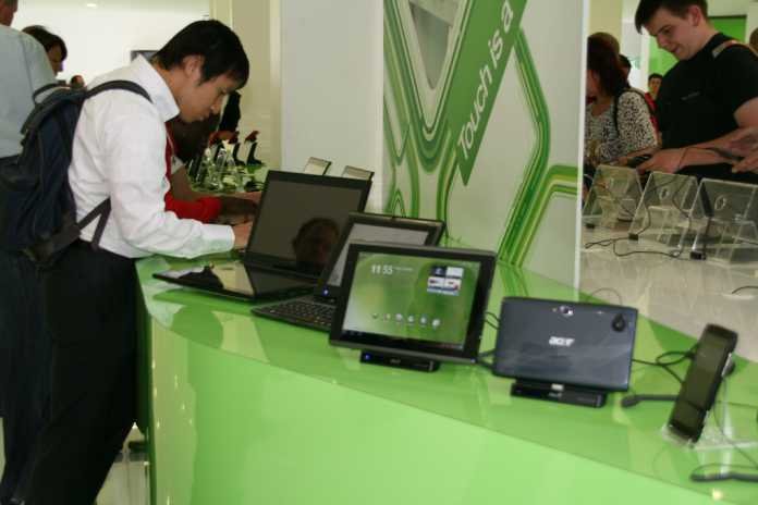 Les tablettes Acer Iconia Tab en démonstration au salon de l'IFA 2011 