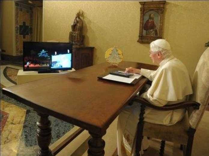 Le Pape Benoit XVI allume le plus grand sapin de noël à l'aide d'une tablette tactile !  1