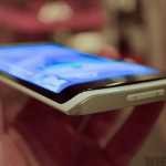 Samsung présente son premier smartphone à écran flexible  2